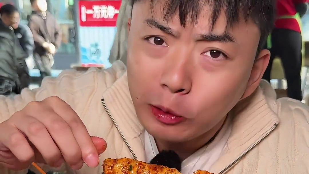 在永川山路上发掘的炭烤豆干卷！肥嫩焦香包上葱花酸菜，为了这口春味，等一个小时也值！