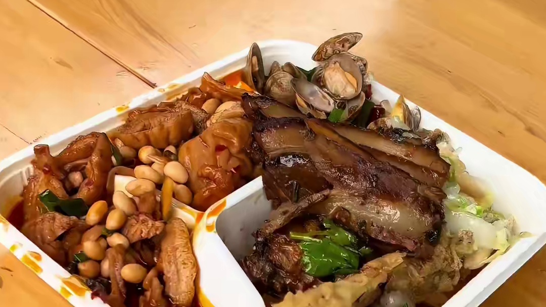 重庆街头十五元一个人的自助盒饭 可以吃到花甲 肥肠 烧白 滑肉 酱爆鸭~二十几种菜随便整!!