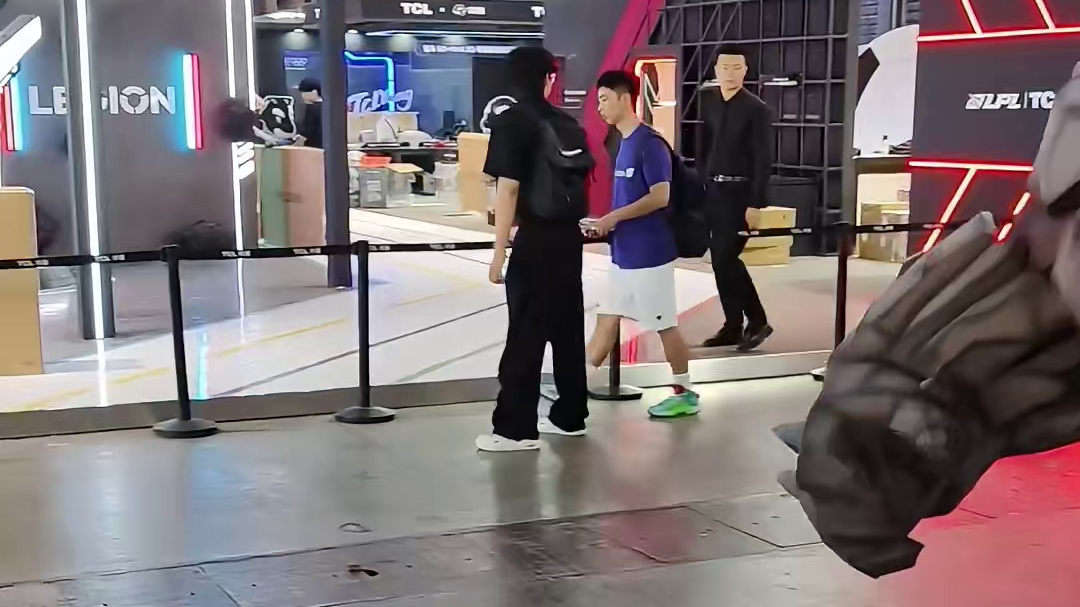 石头人:oi！剑魔来吃手抓饼！