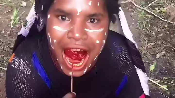 李忆给部落人提供食物，遭到一些人嫉妒。