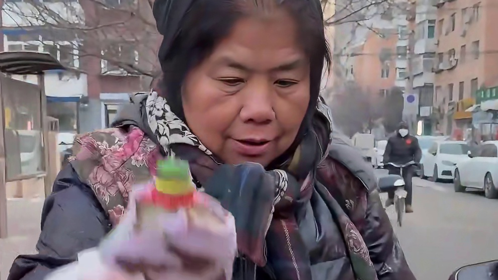 沈阳被网友称之为魔丸的鸡骨棒大姨，太有意思了！