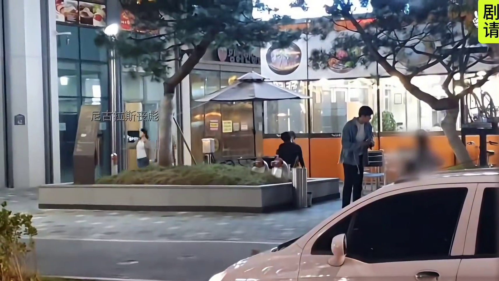 假如帅哥和丑男分别去搭讪同一个女生，女生会对谁心动呢？