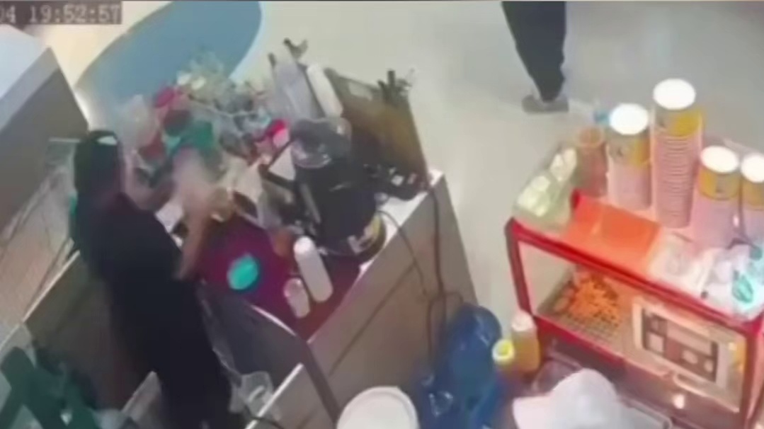小事引发惨剧，19岁女员工被同事沸油浇身。