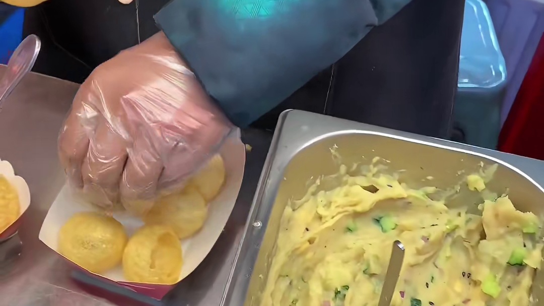 老板太不专业了，既然是印度美食，怎么还能戴手套呢