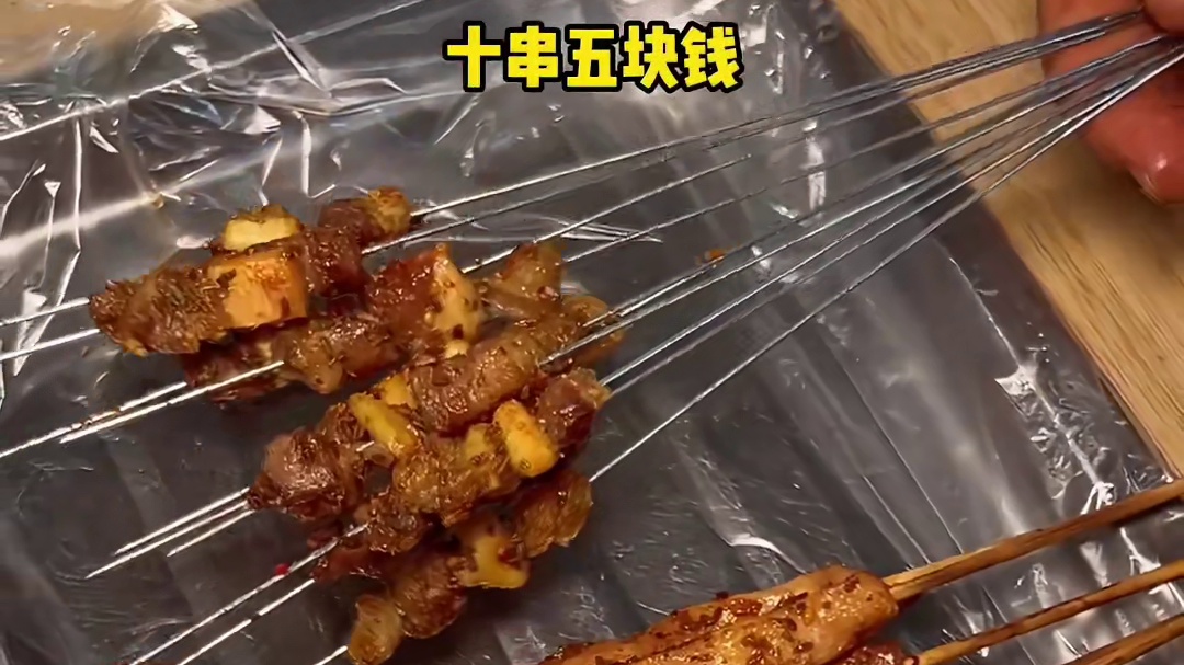 东北街边烧烤 5毛一串 2个人50块根本吃不完～