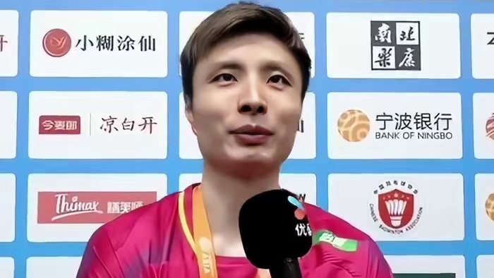 石宇奇获得2026年羽毛球亚锦赛男单冠军的赛后采访
石宇奇：阿尤什能够战胜很多顶尖选手进入到决赛，他