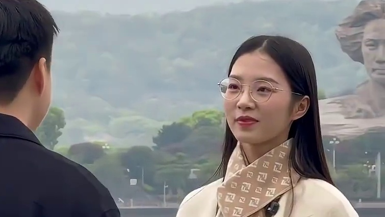 在橘子洲头玩飞花令