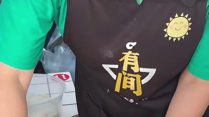 来贵州，不试一试糟辣椒炒的蛋炒饭就是一种遗憾，不排队的锅巴糍粑也可以试试