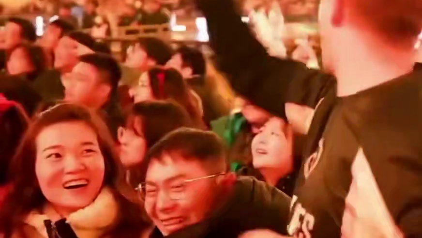 狼队头号粉丝朋友辛苦了，导播老师每次给镜头他都在给狼队加油！