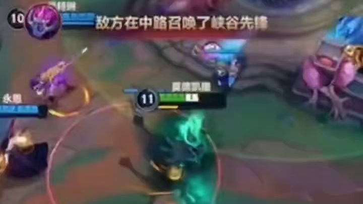 都听指挥站好队形，依次有序上前