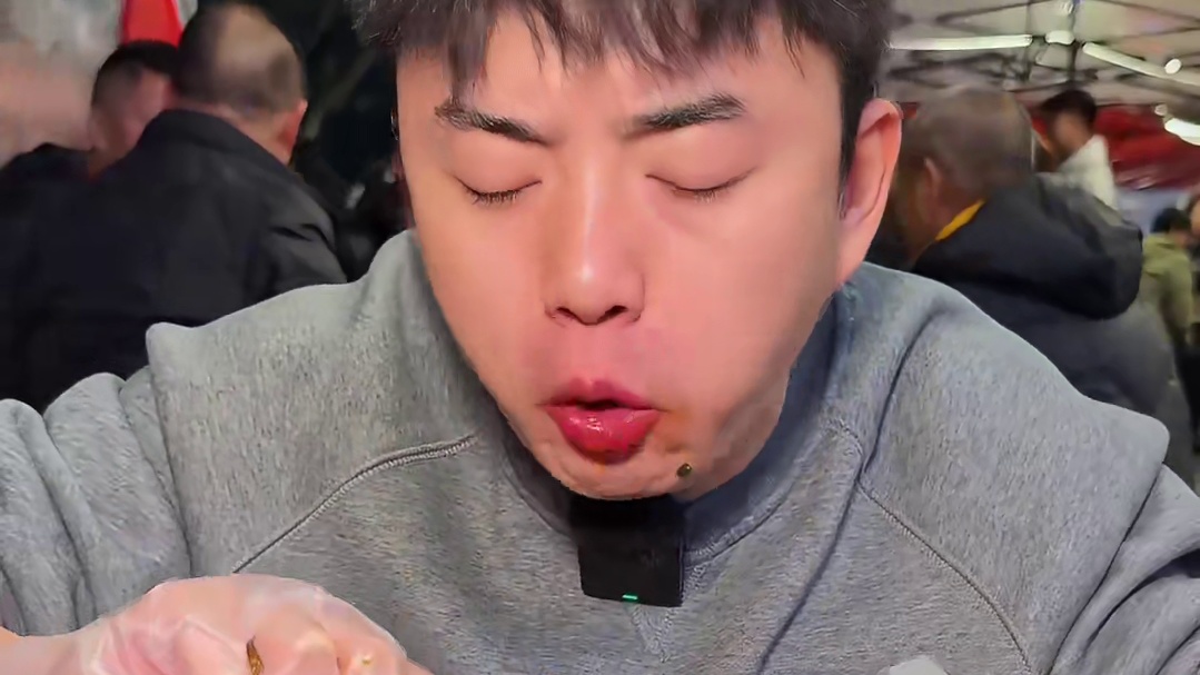 重庆火锅的水究竟有多深， 辣度和鲜度同时暴击！食材的鲜嫩考究加上汤底的浓郁复合，小米辣炒饭都不过瘾，必需感受火锅汤捞饭有好刺激！