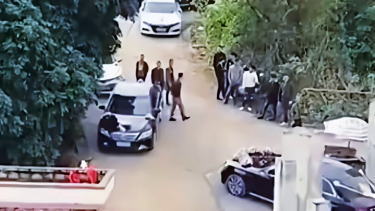 闺蜜：差点让你过上好日子了！ “新郎接亲被闺蜜们刁难，必须喝五十杯白酒才能接
