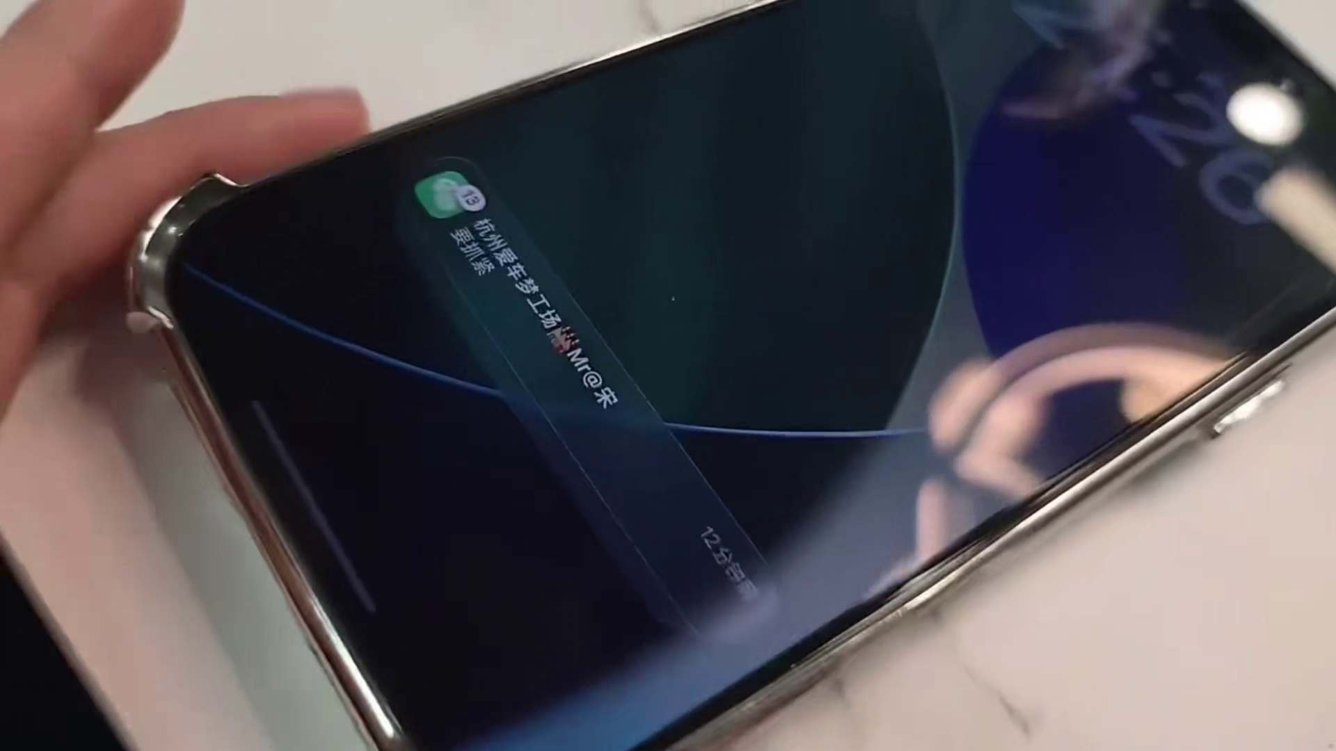 每次离开总是装作轻松的样子