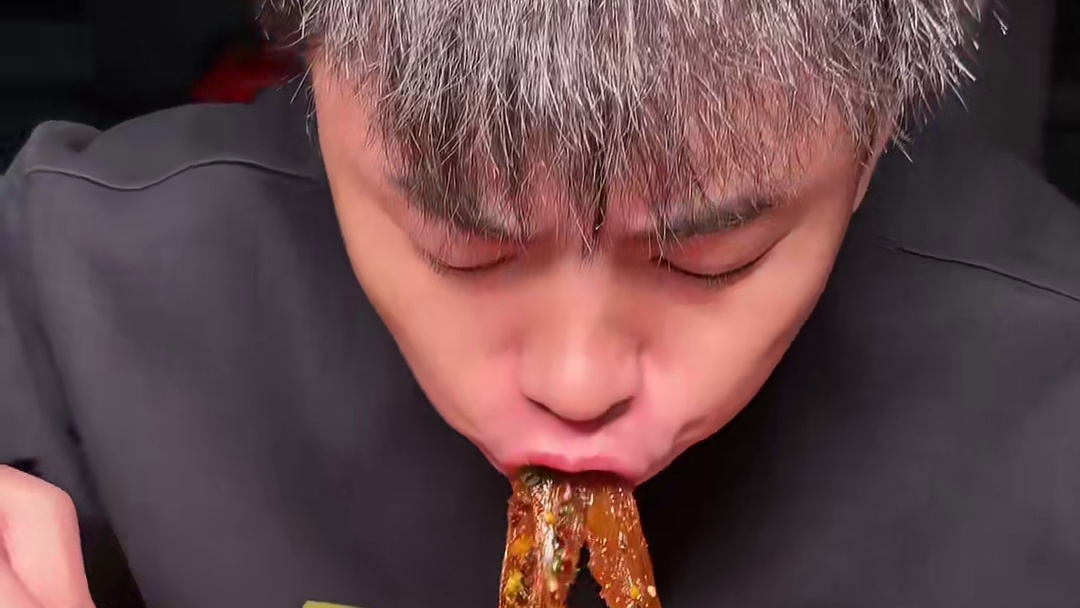 不敢进冰箱的手工苕皮简直可以叫碳烤架上的果冻！又糯又弹口感不要太惊艳！包上满满小料后，这一口才是冬日宵夜的权威美食！