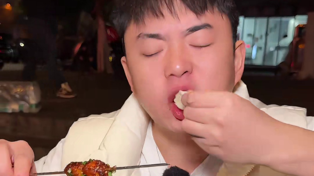 重庆区县的烧烤还是太权威了！现卤热烤的爆耙鸡爪加上五花三层的羊肉大串，这一口不枉费在寒风中苦找一小时！