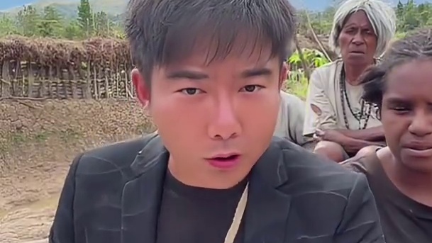 李忆给部落人带来牙膏，让部落人爱护牙齿。