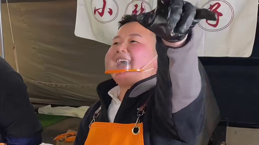 一串情绪价值拉满的烤苕皮！两元一串～姐姐还给唱杰伦的歌 ！