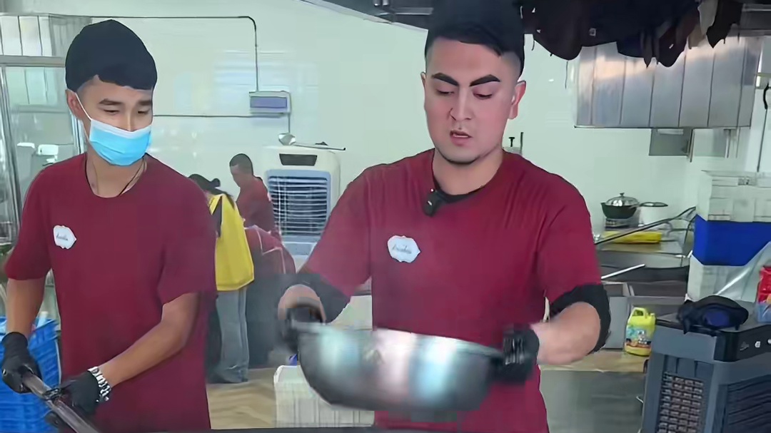 新疆街头的大锅手抓饭，一锅能卖6万块！