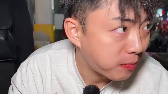 深夜的铁板烧才是冬夜里的热量救赎，满满酱料，先酥后烤！配上白米饭简直太上头了！