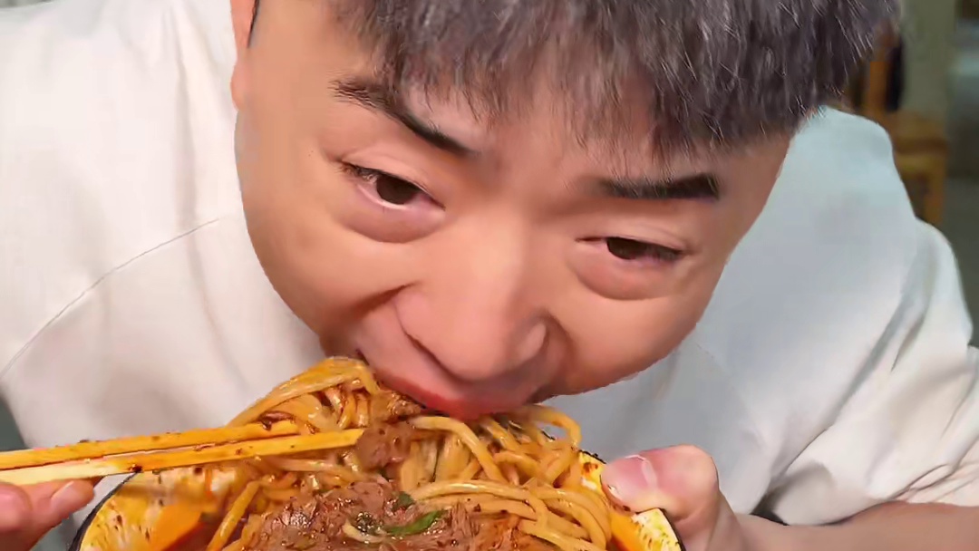 本地吃货镇守的兰州牛肉面馆到底有啥区别！狂加一斤软烂牛腱配上10勺辣子！一口手工面感受真实的西北狂野！