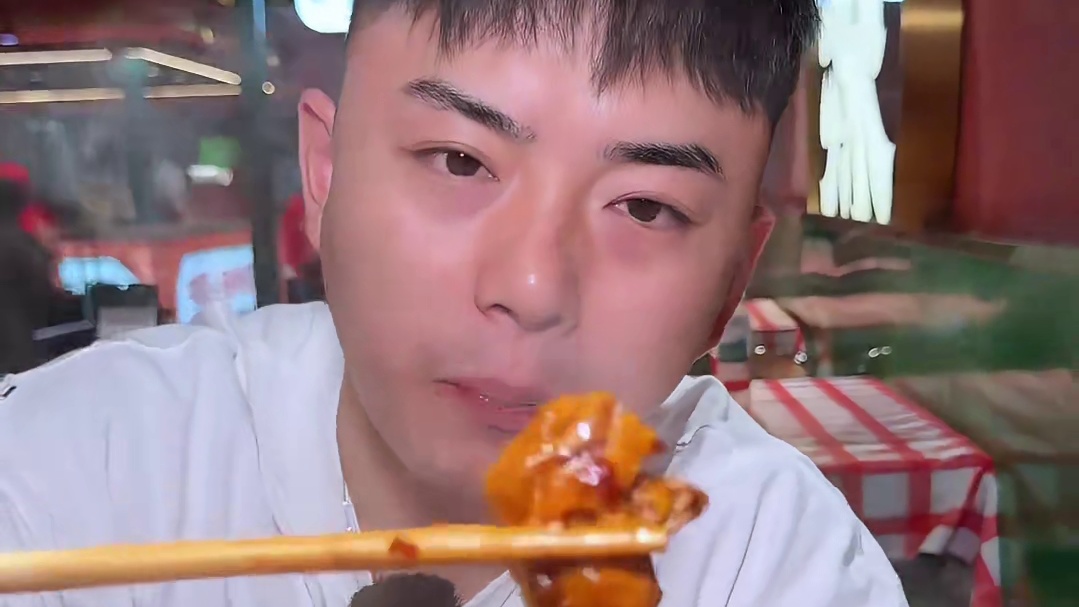 感受南昌宵夜界的离奇搭配，鲜烧鱼籽鱼泡加小米椒鱼冻，堪称火辣界的混合魔法攻击!超大罗氏虾加鲍鱼居然还能这样吃。