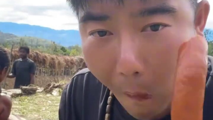 李忆自己研发生产哈尔滨家乡美食。