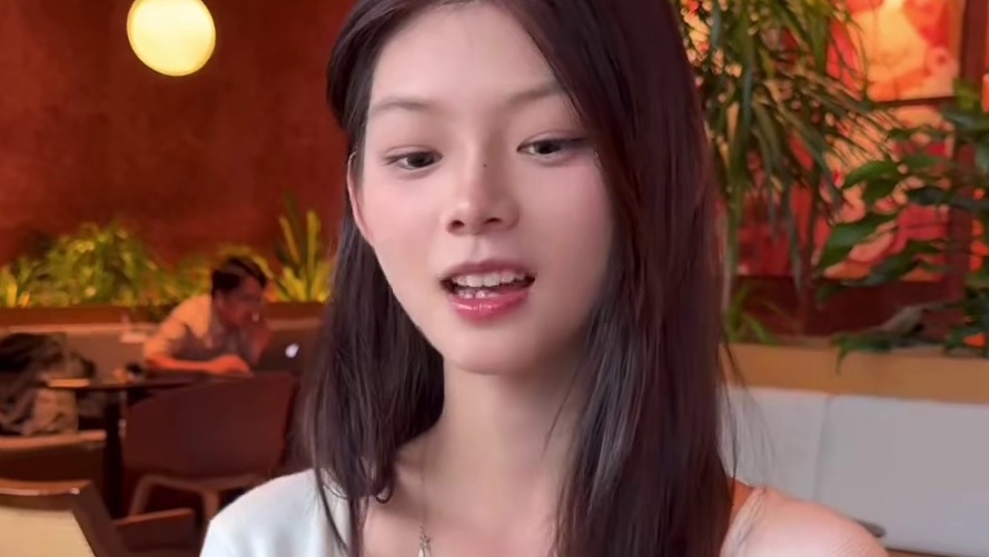 今天不转圈了今天去约会 笑这么开心是不是喜欢我啊