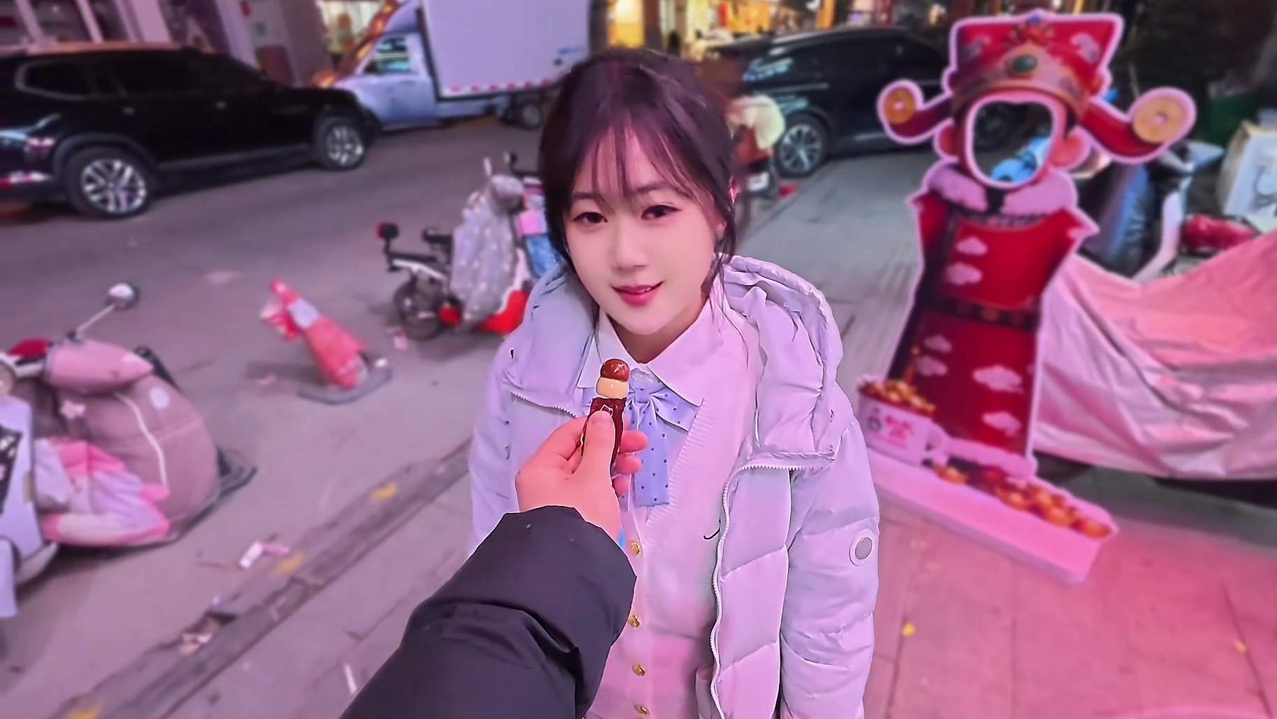 棒棒糖撩妹 我知道你很急，但是你先别急着拍照，先用棒棒糖换个吻