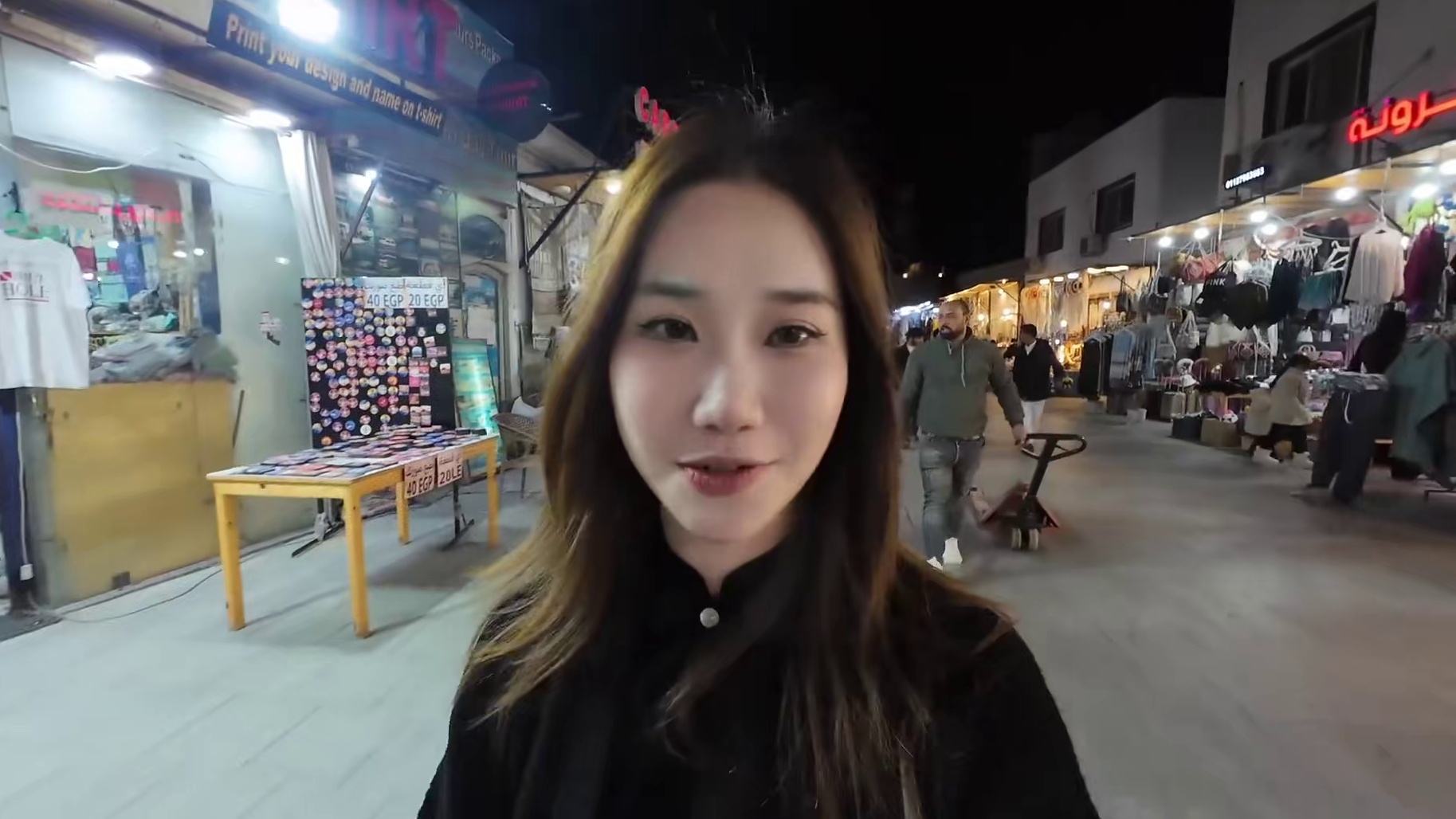 在达哈布待了近一个月
近乎每天都漂泊在海上
3mm湿衣在海水的浸泡后重的像一个10斤的背篓
骑车从达