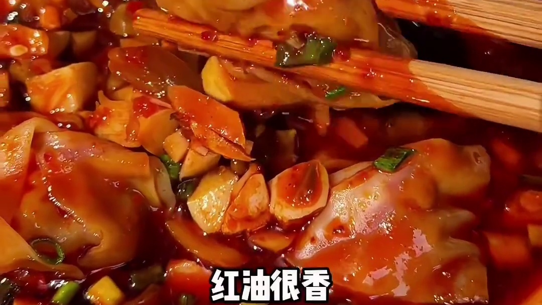 在温江开了34年的抄手店，好多人从小吃到大，在温江人眼中有着不一样的份量
