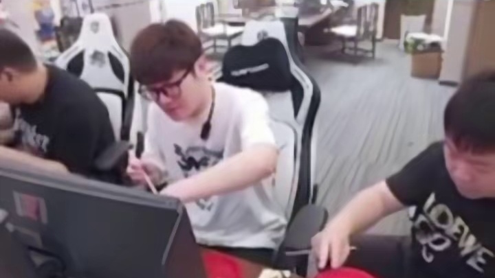 总决赛为什么怪咖不解说？老白说现在解说不看资历 谁考试成绩好谁解说总决赛 怪咖小时候不爱读书，总靠倒
