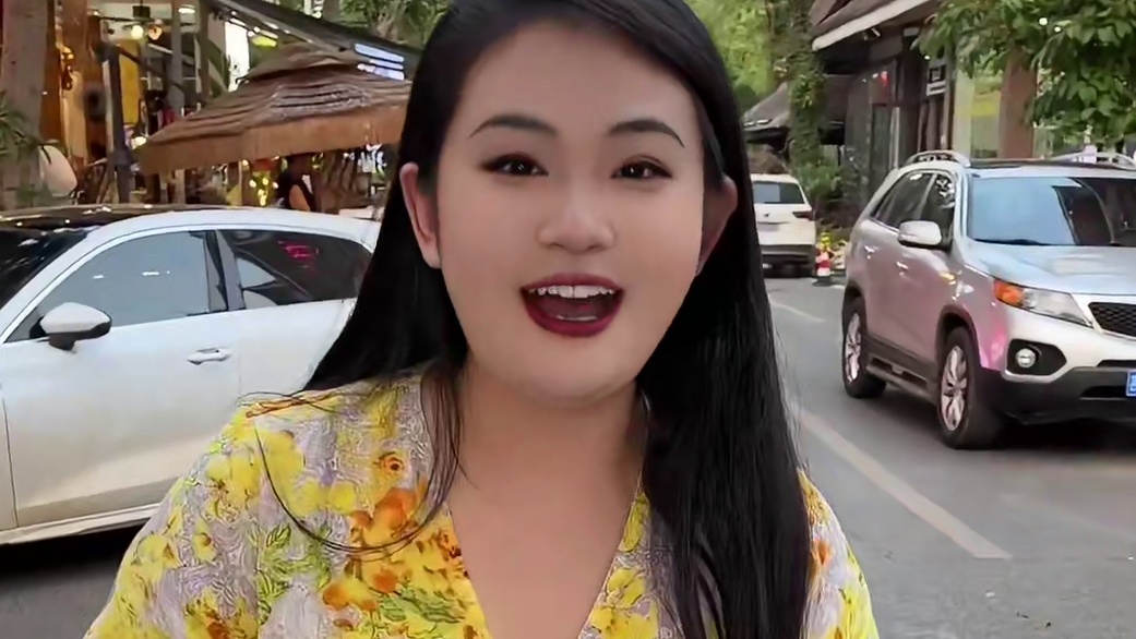 街头偶遇三元一份的气泡菠萝冰～小姐姐好美好阳光～买的我好开心呀
