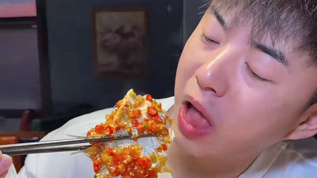 三年沉淀，今日决战！鲜椒辣炖的江西牛蹄花加上鸡爪鸭三件的混合双打，冬日深夜体验唇舌触电的江西爽辣！