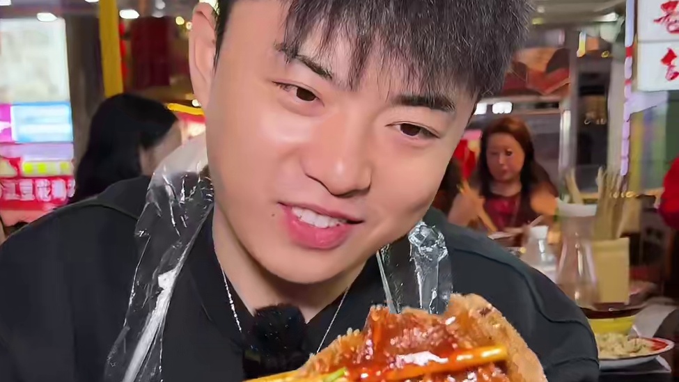 冬日深夜的山城火锅到底有多少故事！ 现卤拼盘加火锅夹生面，吃服湖南老饕，连外国朋友都能挑战特辣！