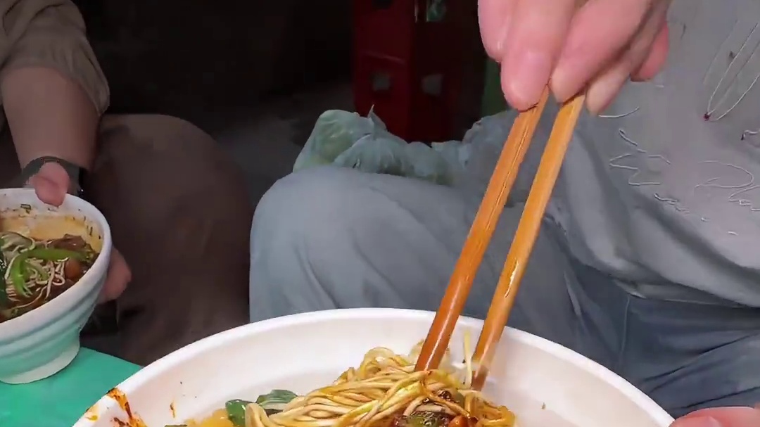 重庆人只敢吃微辣的路边面摊到底有啥蹊跷！十几佐料配上手工肉臊，小毅直接挑战加辣，三口居然就能吃成这个样子！