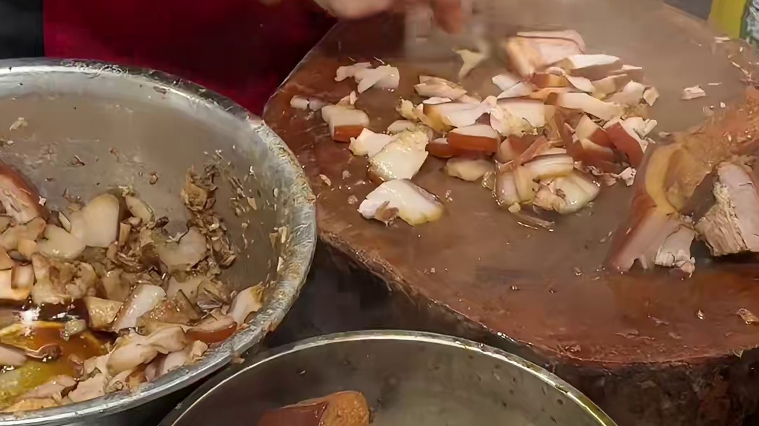 在双流开在公厕旁靠着三样菜火了二十几年的苍蝇馆子，卤肉好吃，其他两个拌菜很下饭
