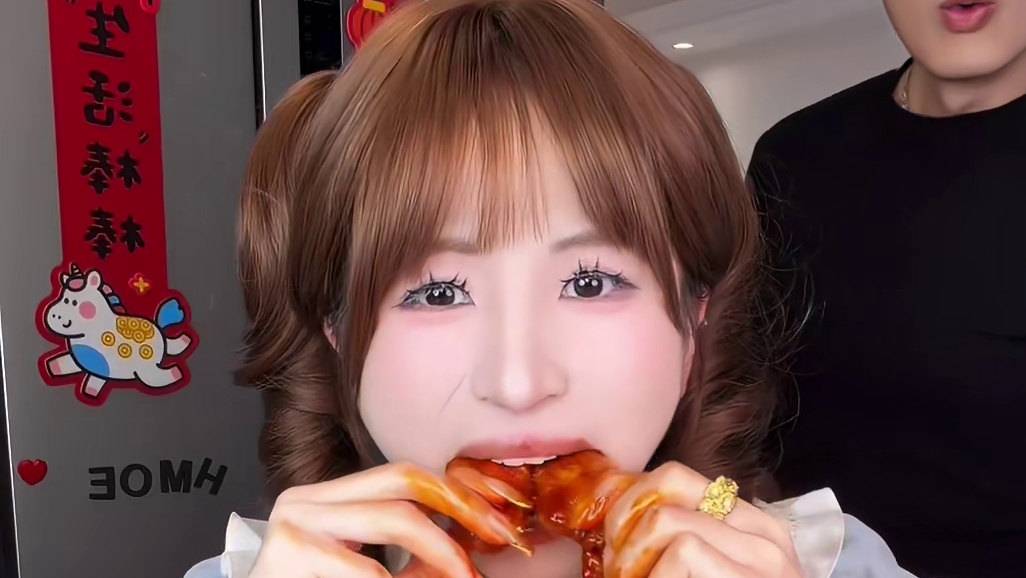 挑战用两口吃完爆辣脱骨美食拼盘