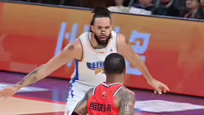 狠起来真是连自己人也隔扣，龙狮外援伯顿最近几场要不要太不讲理