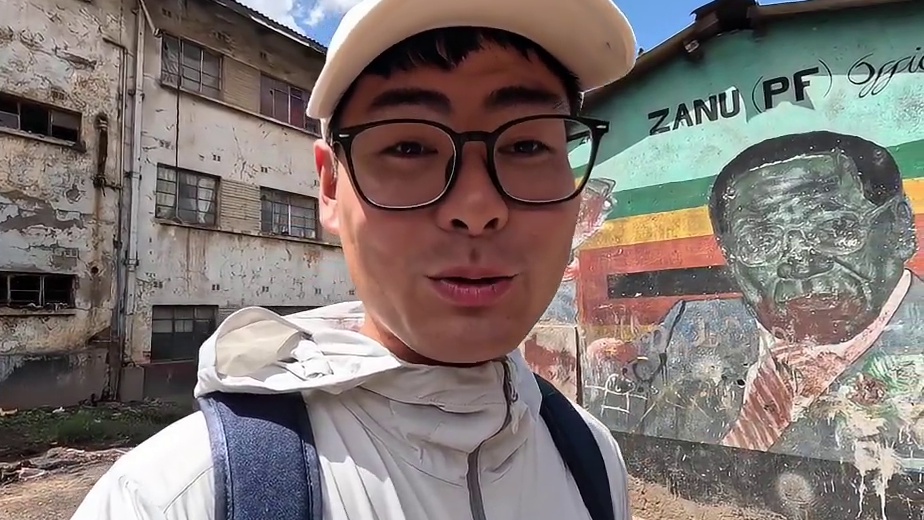勇闯非洲黑暗街区，刚进去就被围攻，人们竟然靠喝止咳糖浆为生
