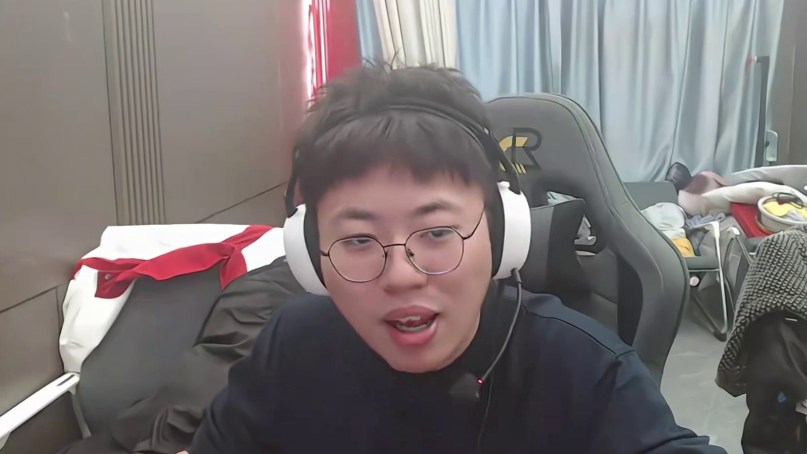 陈赤赤向狂魔哥道歉！狂魔哥加入天霸战队！