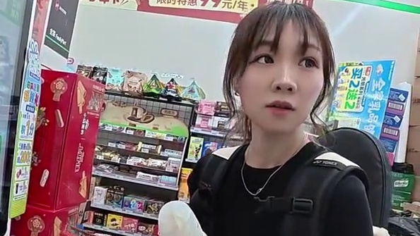 都说他像明星，像哪个？
