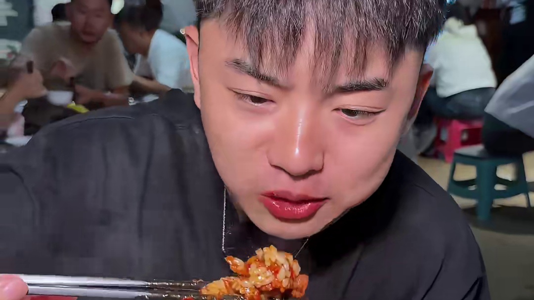 勇闯云南牛肉一条街 ，鲜切现炒加辣煮感受鲜嫩爽滑，云南香料熬煮的秘密汤汁堪称米饭的绝对克星！