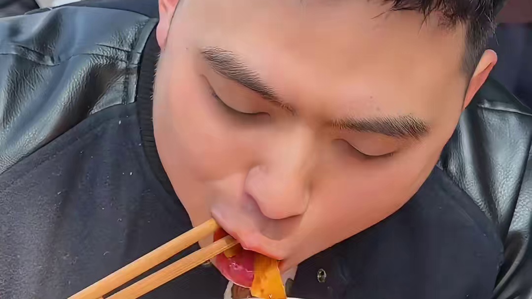 一份凉拌猪耳朵能够开四十年，基本上好多人都是从小吃到大，这个红油确实做得好，猪耳朵切的很薄