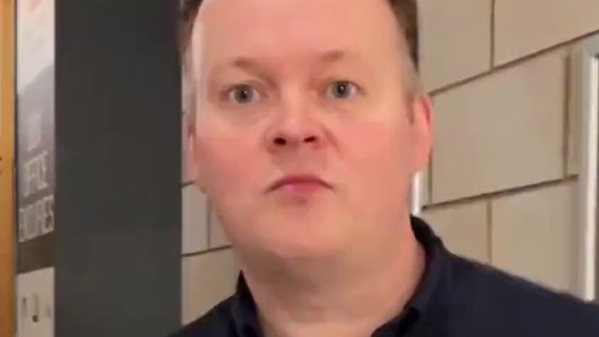 练完球 偶遇海报上的世另我”Mr Tumble”