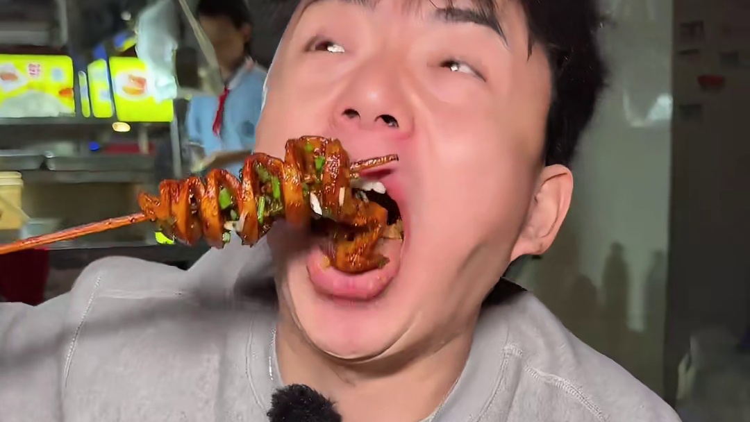 你从来没吃过的手工自制烤面筋到底有多惊艳！满满气孔，秘制酱料，内圈加满葱花榨菜！居然烤出外脆里糯的全新口感！果然乡镇的手艺人还是太权威了。