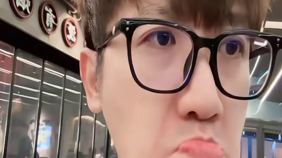 潇潇依旧青训工资 时隔五个月重返728，白老板坦言潇潇身上还有刺需要扒一扒，不过现在已经没了昔日的桀