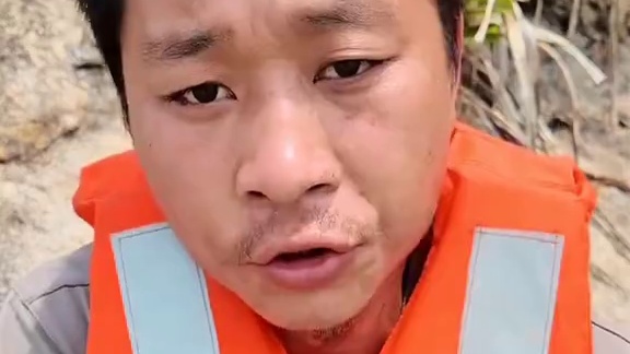 海岛三十三 这个小伙在海岛外出回来被人拆了家，退巨潮还抓到了这么多的螃蟹煮面吃，快来看看发生了什么吧