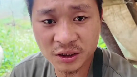 海岛二十四 这个小伙在山上打野收获了野生小饮料，还抽到了皮皮虾和这么多螃蟹，给好朋友带去了一锅鱼汤，