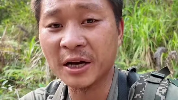 海岛二十七 这个小伙在海岛采摘了这么多无花果，还抓到了这么多大青蟹 ，给邻居送去了食物，吃上了青蟹盛