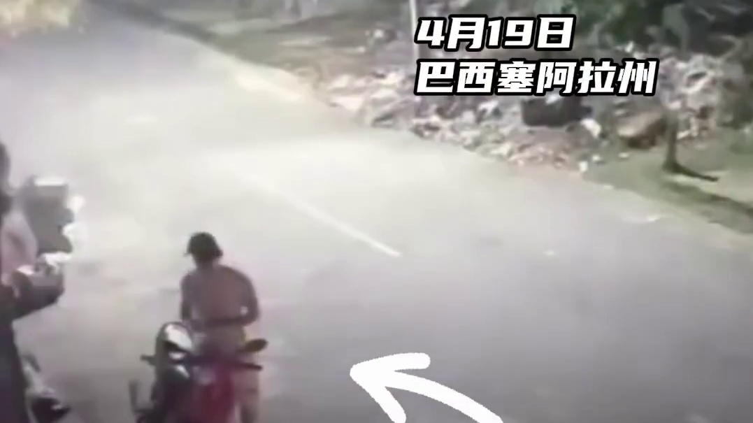 巴西男子假借输手机解锁密码 从劫匪手中一把夺回手机就跑